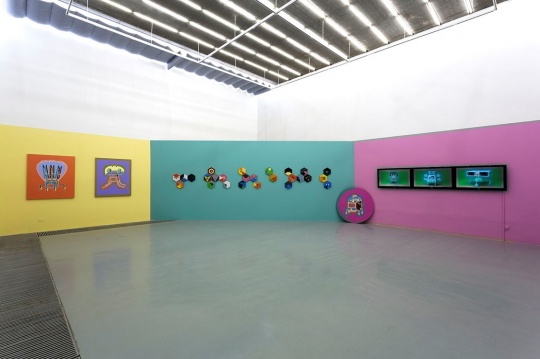 “壳” &nbsp;2015 在“壳”系列作品里，阿斯巴甜把Gif这种在网络盛行循环播放的小动图用时尚的糖果色亚克力包装起来，并且制作了3D机器人携带上Gif 