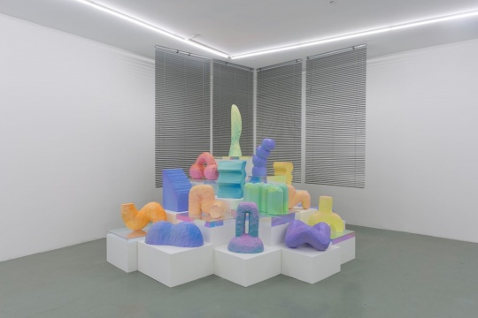 《雕塑_00》&nbsp;丙烯，高密度泡沫，百叶窗，五彩亚克力盒子&nbsp;&nbsp;2017 
