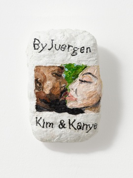 苏菲·巴伯，《金和肯伊的无舌之吻》13.2x8.9x4cm&nbsp; 2021，布面油画，X 美术馆馆藏 