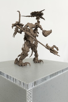 英格夫·霍伦 ，《更多随机性》，2021，摄影：Stefan Korte 青铜 51x42x54cm 铝制蜂窝芯展台 85x55x55cm 致谢艺术家，柏林Galerie Neu，伦敦Modern Art及法兰克福Neue Alte Brücke 