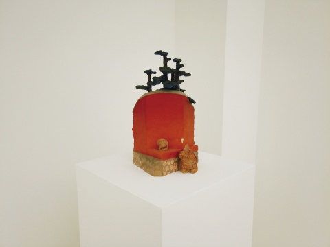 梁硕 《买后母蓝 NO.6》 36×22×16cm 陶、油画颜料 2006 