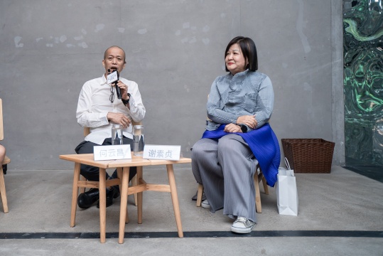 艺术家何云昌和策展人谢素贞在媒体发布会现场（摄影：杨丽） 