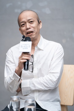 艺术家何云昌在媒体发布会现场（摄影：杨丽） 