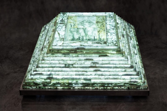 《坠星殿》 翡翠、亚克力、不锈钢 52x194x162cm 2021 