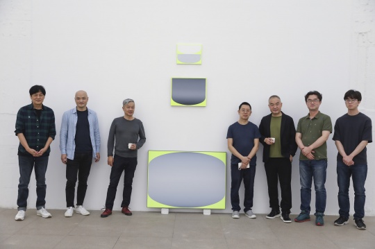 艺术家马树青、王光乐、陈文骥、洪浩，孙永增馆长，策展人李章旭，策展助理李东柱 