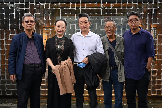 王明贤与众专家学者合影 
