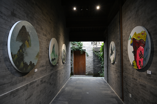 展示在门洞中的小幅油画 