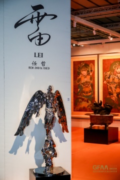 应真藏带来的任哲雕塑 
