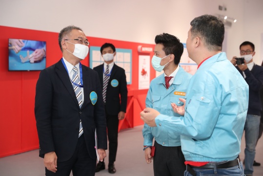 日本驻华大使馆特命全权公使志水史雄先生 参观展览现场 