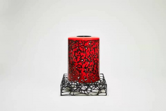 黄季 &nbsp;《红黑犀皮琉璃大罐》&nbsp;250mm X 250mm X 290mm&nbsp;&nbsp;玻璃，钛合金，漆 &nbsp;&nbsp;2020&nbsp; &nbsp; 
