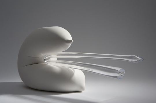 谢文蒂 《了不起的骗子#6》 &nbsp;410mm X 120mm X 220mm&nbsp;&nbsp;石膏，吹制玻璃 &nbsp;2011&nbsp; &nbsp; 