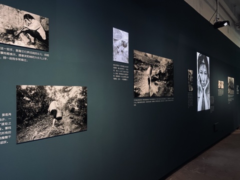 展览现场：“幸福工程”受助母亲展区 
