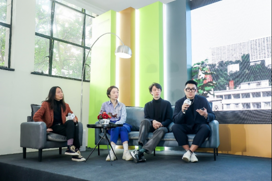 保时捷艺术客厅特别呈现——“技术进化与人类社会”主题论坛（从左至右：上海民生现代美术馆策展人孙啟栋先生，以及三位提名艺术家刘昕、郭城、蒲英玮） 