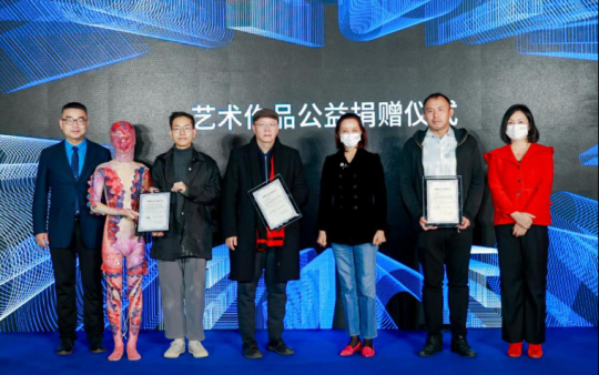艺术作品公益捐赠仪式：（左起）锡纯基金会秘书长黎正豪，艺术家刘大珩、苏永健、缪晓春，未来论坛发起人兼秘书长武红，艺术家刘可，未来论坛理事、和玉资本（MSA Capital）管理合伙人曾玉 