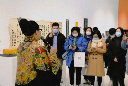 发布会现场，方文山答记者问 