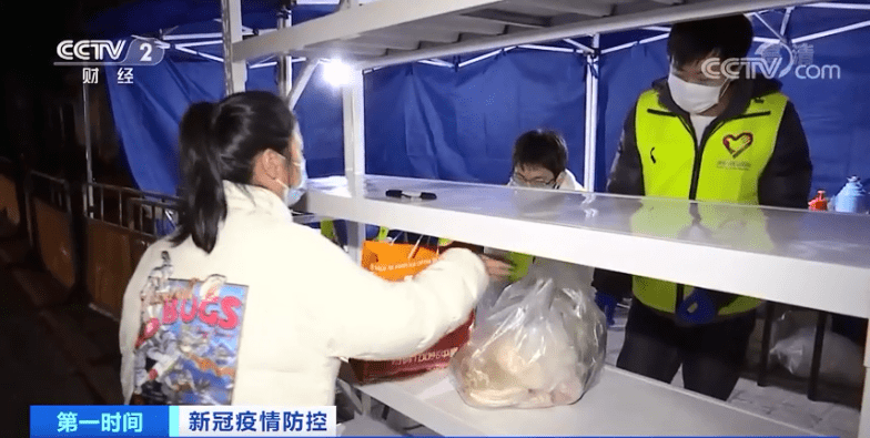 上海三小区被列为中风险！最新情况如何？居民生活如何保障？记者探访→