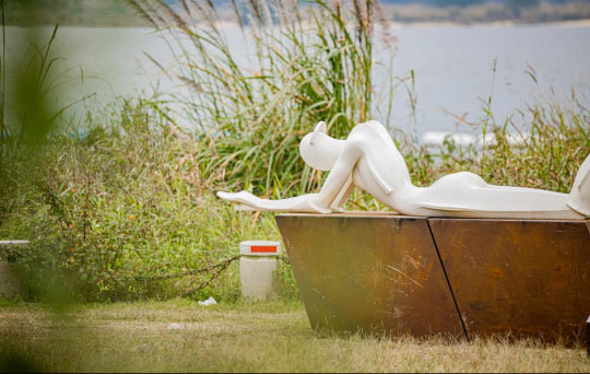 林春 《俯卧成舟》350×65×90cm 不锈钢 2012 