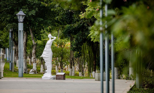 尤伟萍 《旋律》118x58x230cm 玻璃钢 2021 