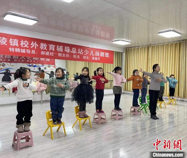 少儿扬剧班对孩子们进行面对面的扬剧教学，让更多的孩子能掌握扬剧表演的初步技能。&emsp;江都区文化体育和旅游局供图