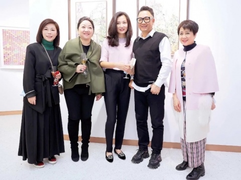 “百年庆典-澳港穗江四梁安琪（右一）与Humarish Club创始人江阳、华雨舟（左二、四）等合照。地书画作品展”揭幕 