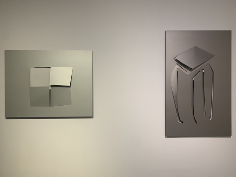 《四个太阳》100×130×10cm 铝合金 2020-2021 清华大学艺术博物馆藏 《一炷香》160×100×10cm 2020-2021 清华大学艺术博物馆藏 
