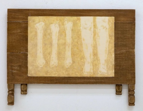 城蛍《静谧之桌》 45.3×60.8×3cm 木，画布，油画颜料&nbsp;2021 