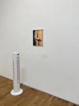 梁姝妮《焚烧后松软的玉米田》画面部分：30×40cm 布面油画、风扇、乒乓球 2021 