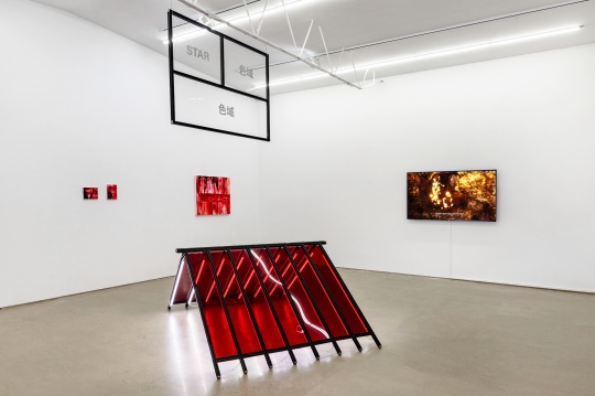 李昕頔《无题(工作灯)》《两面旗帜》 展览现场（展厅地面及天花板装置）