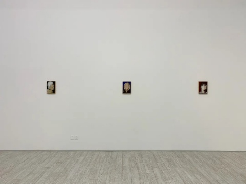 闫占城的画：不知道来自哪里的人，带着各种各样的帽子