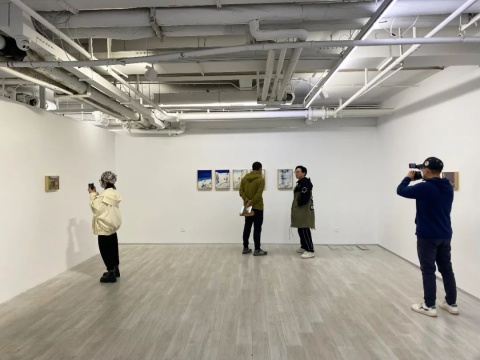 闫占城的画：不知道来自哪里的人，带着各种各样的帽子