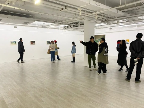 闫占城的画：不知道来自哪里的人，带着各种各样的帽子