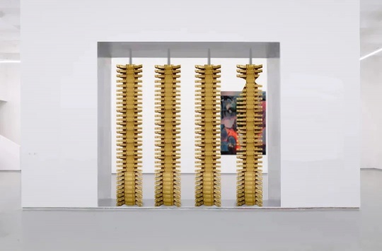 王文婷 《脱逃 JXM-001》 300×100×300cm 覆膜砂、不锈钢管、钢管&nbsp; 2022
