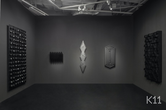《单面拼接》400 x 570 x 800cm 地板木，围墙护栏，工具把手，档案架，门，木梯，叉车卡盘，工作台，墙板 2020-2022 