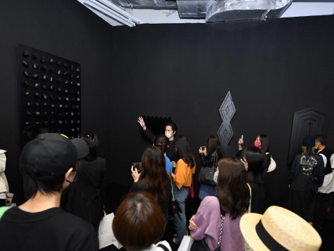 艺术家杨牧石为来宾导赏“单面拼接”展览 