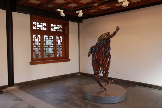 展望《隐形14#》作品：170×110×22cm&nbsp;智能圆盘基座： φ100×17cm&nbsp;不锈钢&nbsp;2017 