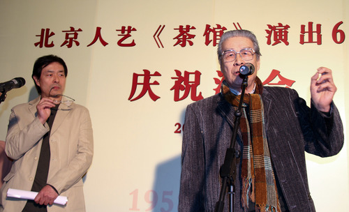 2010年3月10日《茶馆》第600场演出前新老两代演员濮存昕（左）与蓝天野（右）在庆祝仪式上。（资料照片）