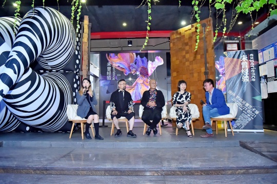 开幕式现场：杨鸽（许燎源现代设计艺术博物馆馆长助理），许燎源（许燎源现代设计艺术博物馆馆长），崔付利（策展人），艺术家施扬、罗鸣（从左至右） &nbsp; 