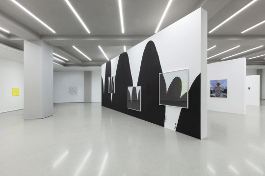 Christine Sun KIM，One Long Echo，2022，壁画 黑色乳胶漆整体尺寸可变&nbsp; 
