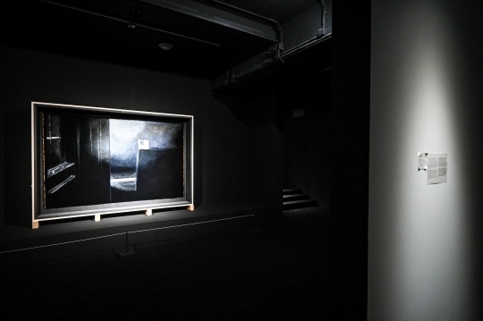 《室内场景》（Interior）天鹅绒层压布面油画、木盒、聚氨酯泡沫 185×250×30cm 2021 