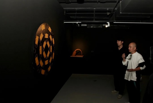 艺术家唐国志与策展人曾敬康现场导览 
