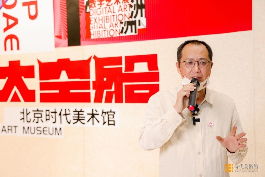 策展人邱志杰在展览现场 
