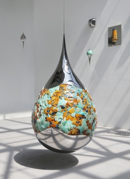 《碎片系列-玄 #5》87 ×87 ×153cm 烧制瓷土 不锈钢 2022 