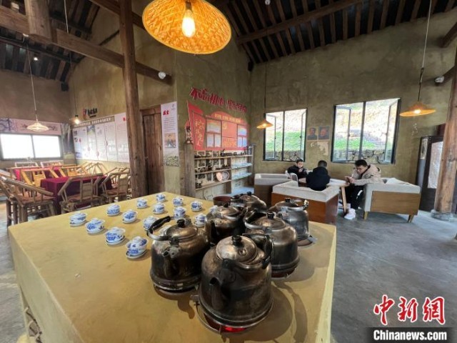 图为“归原茶馆”保留柴火灶、方桌竹椅、铜茶壶。&emsp;钟旖 摄