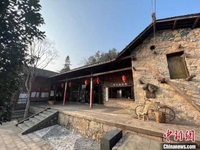 图为村民家的土房被改造为“归原茶馆”。&emsp;钟旖 摄