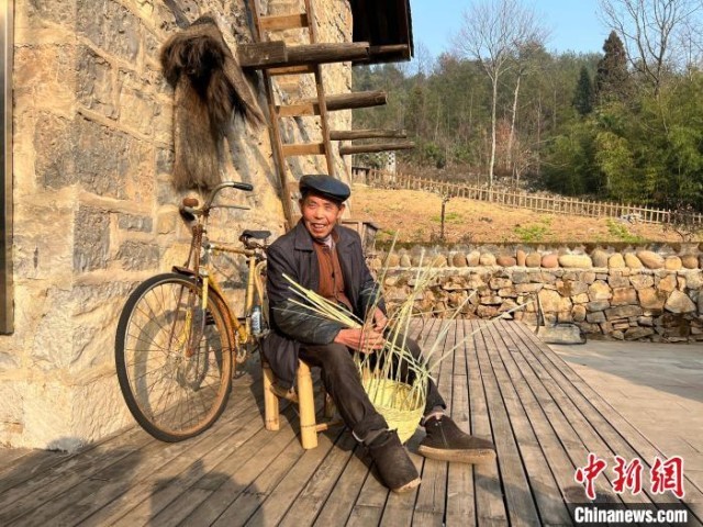 图为81岁的竹编手艺人冉茂书坚持手工制作。&emsp;钟旖 摄