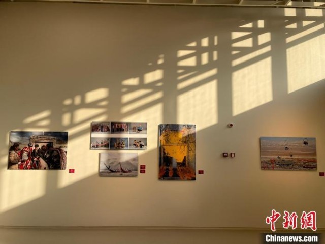 第十三届中国艺术节全国优秀美术、书法篆刻、摄影作品展览巡展现场。&emsp;高志苗 摄