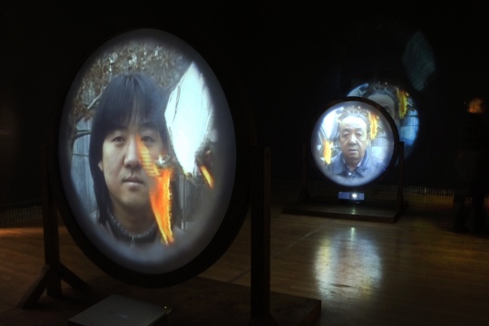 &copy;宋冬 宋冬，《父子照镜子》，2001，双屏录像行为装置 图片致谢宋冬和佩斯画廊 