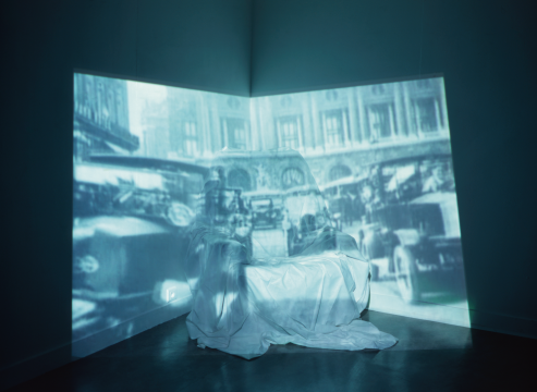 &copy; Antoni Muntadas & Vanguard Gallery 安东尼·蒙塔达斯，《午睡》，1995，录像装置，彩色，有声，罩着布的沙发，9分06秒 图片致谢安东尼·蒙塔达斯和Vanguard Gallery 