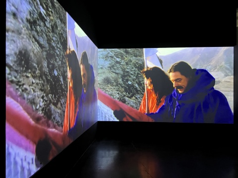 乌雷/玛丽娜·阿布拉莫维奇《情人·长城》，1988，双屏录像装置，彩色，无声&nbsp; 15分41秒 