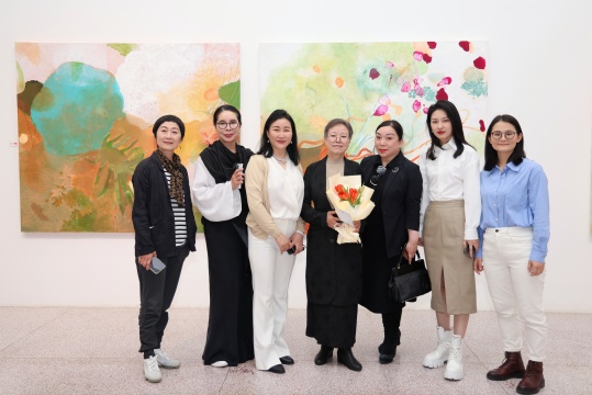 零艺术中心馆长李莫唯（左三）与艺术家刘桦（左四）及开幕式嘉宾合影 